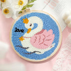 🦢 Kit de broderie Punch Needle – Cygne couronné aux ailes roses